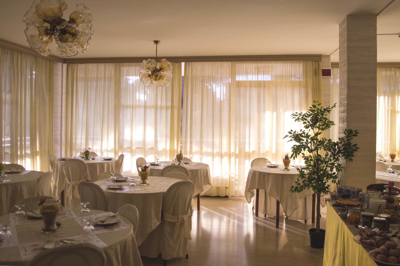 Hotel Fucsia Riccione Exterior foto
